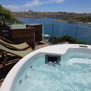  Apartment Unique Seafront Triplex Penthouse With Panoramic Bedroom & Rooftop Jacuzzi Overlooking Valletta